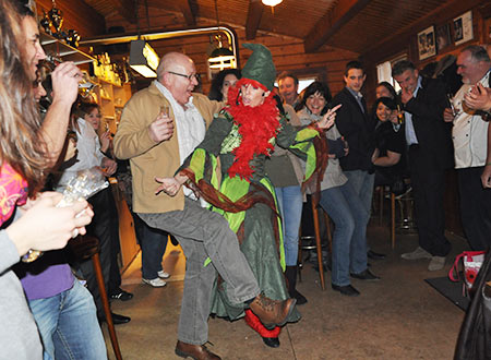 Schauspielerin Sandra mit Mikrofon als Kobold, SPUK-Unterhaltung