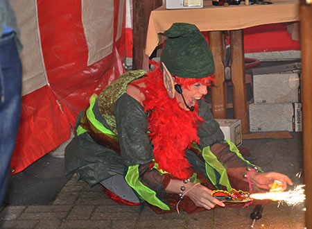 Schauspielerin Sandra als Kobold spielt mit Feuerwerk, SPUK-Unterhaltung